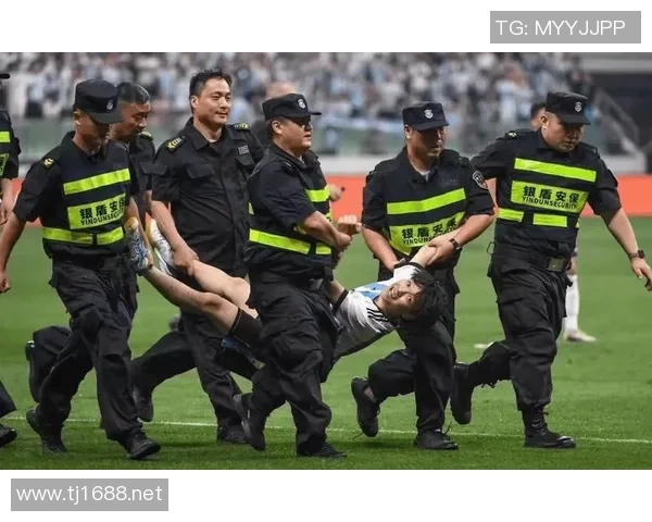 足球明星打手机事件引发热议视频曝光引发球迷热情讨论